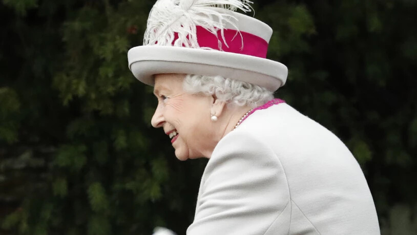 Die britische Monarchin Elizabeth II. bei der Ankunft zum Weihnachtsgottesdienst der Royals im englischen Sandringham