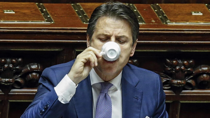 Endlich Zeit für einen Caffè. Der italienische Regierungschef Giuseppe Conte kann sich nach gewonnener Budget-Schlacht im Parlament zurücklehnen.
