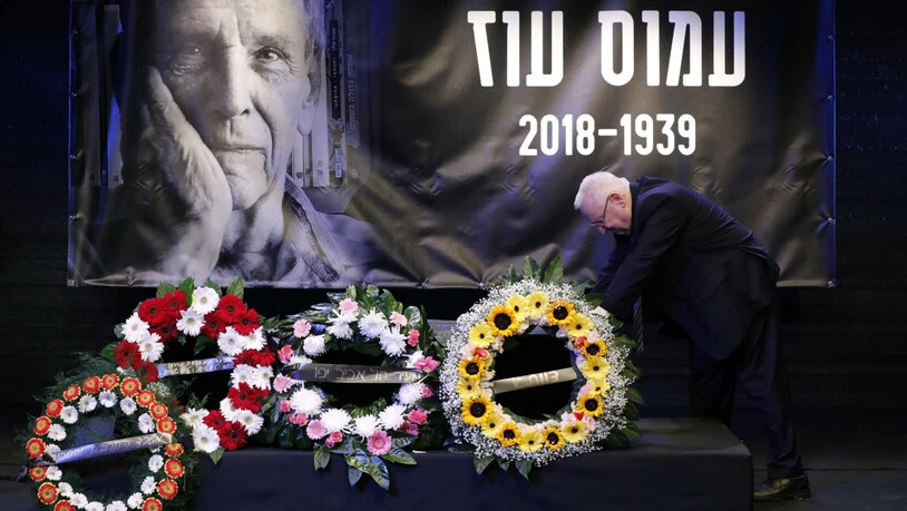Abschied von "unserem geliebten Amos": Israels Staatspräsident Reuven Rivlin am Sarg von Schriftsteller Amos Oz.
