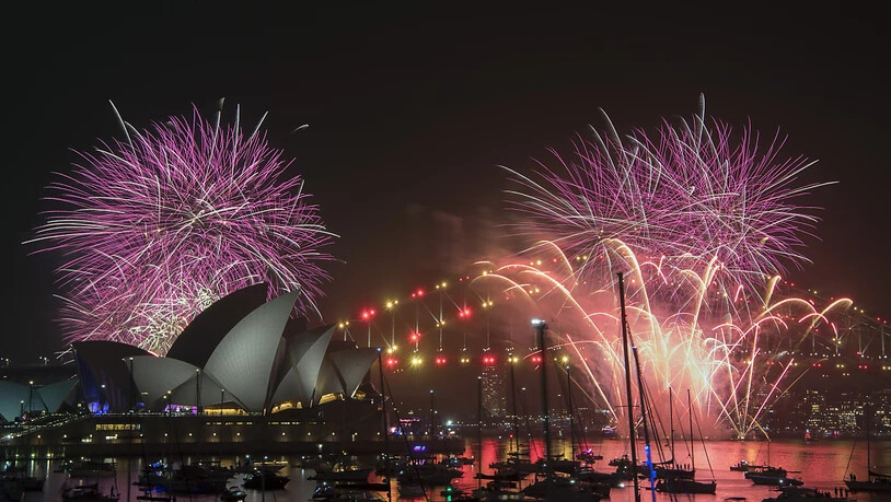Rekordmenge an Pyrotechnik: Feuerwerk über Sydneys Opera House und Harbour Bridge.