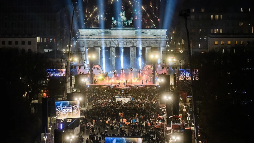 Hunderttausende feierten eine Mega-Silvesterparty in Berlin am Brandenburger Tor.