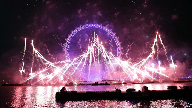 Das Neujahrsfeuerwerk in London bezog das Riesenrad "London Eye" mit ein.