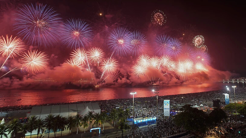 In Rio de Janeiro verfolgten Tausende ein Feuerwerksspektakel zu Silvester an der berühmten Copacabana.