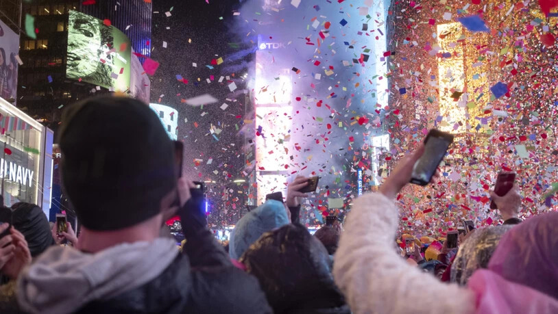 Rund eine Million Menschen begrüssten das neue Jahr auf dem New Yorker Times Square.