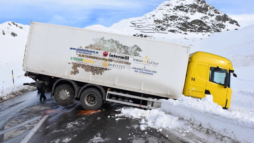 Auf der Julierstrasse hat sich am 28. Dezember ein Verkehrsunfall mit einem Lastwagen ereignet.