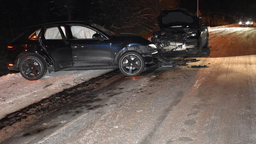 In St. Moritz sind am 30. Dezember zwei Autos frontal kollidiert.