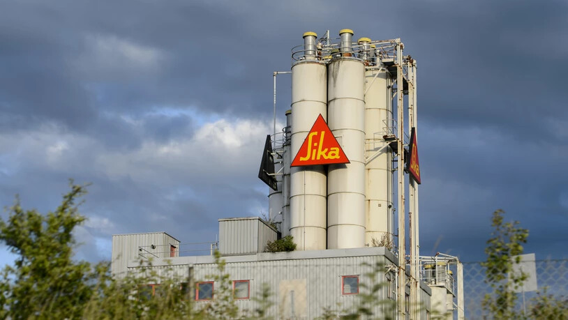 Der Chemiekonzern Sika - im Bild die Fabrik in Düdingen - legt ein milliardenschweres Übernahmenangebot für den französischen Mörtelhersteller Parex vor. (Archivbild)