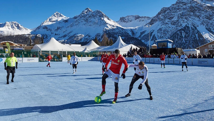 Kicken vor traumhafter Winterkulisse an der jährlichen Schneefussball-WM in Arosa.