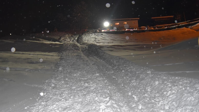 Ein Autofahrer ist auf der Schanfiggerstrasse neben die Fahrbahn geraten und im Tiefschnee einen Abhang hinunter gerutscht.