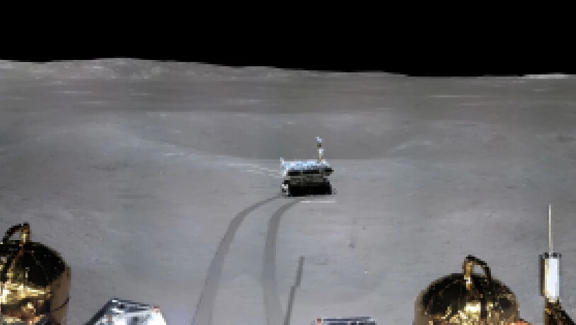 Auf dem ersten Panoramabild der chinesischen Raumfahrtmission auf der erdabgewandten Mondseite sind die graue Mondlandschaft und die Spuren des Mondgefährts "Yutu-2" zu sehen.
