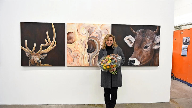 Die Malerin Nicole Krebs freut sich über den Publikumspreis.