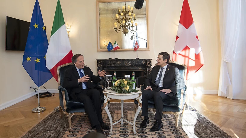 Bundesrat Ignazio Cassis (rechts) hat am Montag in Lugano den italienischen Aussenminister Enzo Moavero Milanesi (links) zu Gesprächen empfangen. (KEYSTONE/Ti-Press/Pablo Gianinazzi)
