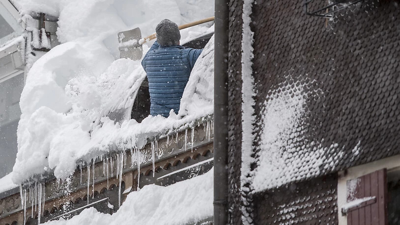 Die Schneeräumungsarbeiten während den heftigen Schneefällen laufen am Montag, 14. Januar 2019, in Göschenen im Kanton Uri auf Hochtouren.