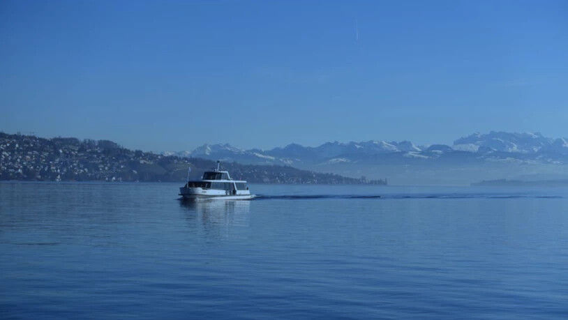Auch im Winter bietet die ZSG Schifffahrtsgesellschaft Rundfahrten über den Zürichsee an.