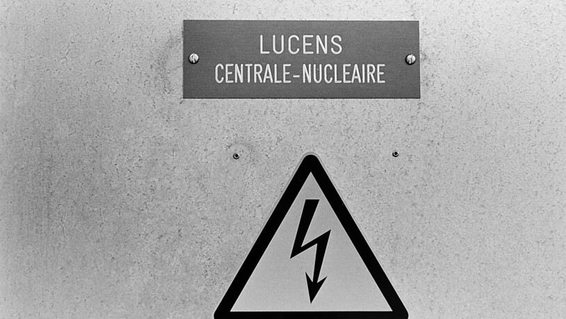 Eine Beschriftung des ehemaligen Versuchsatomkraftwerks Lucens im Kanton Waadt, aufgenommen am 5. Mai 1998. (Archivbild)