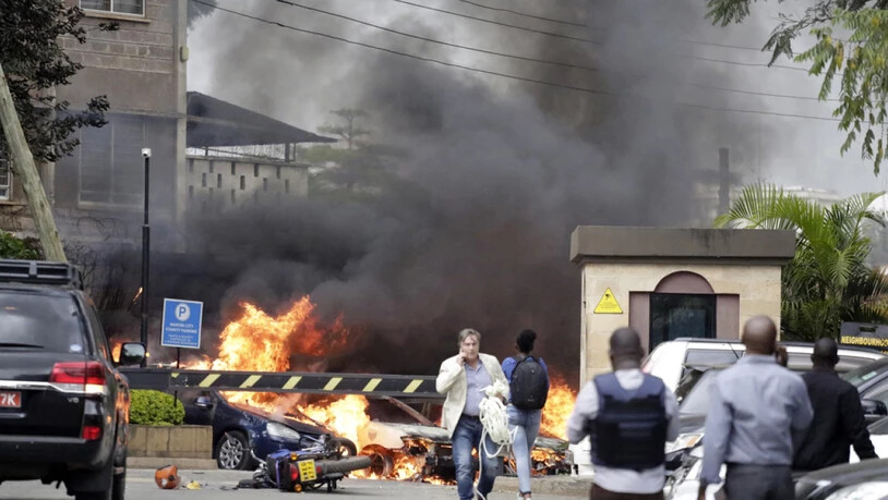 Feuer und Rauch steigt nach dem Anschlag vom Dienstag aus dem Gebäudekomplex des Hotels Dusit in Nairobi.