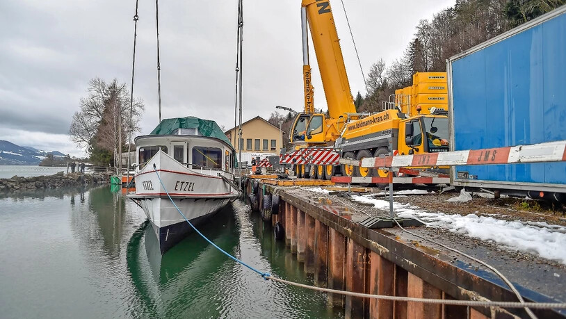 Ein Schwergewicht: 58 Tonnen Schiff hängen in den Seilen, als der Oldtimer wieder in den Zürichsee gehoben wird. 