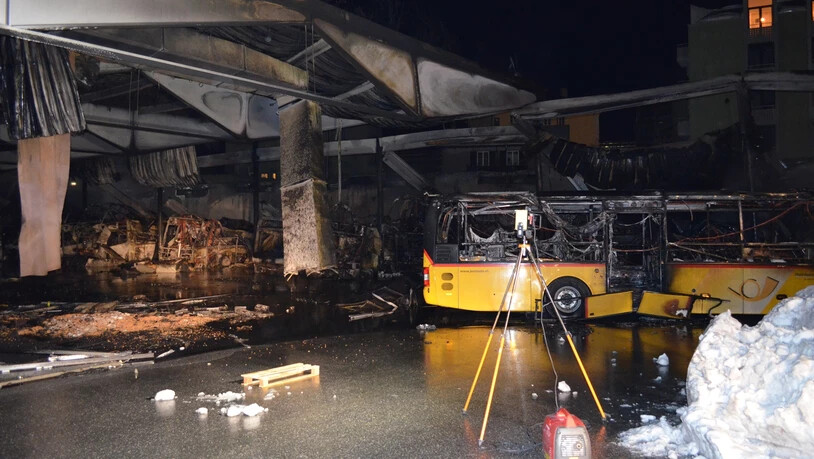 Beim Brand der Einstellhalle der Postauto AG in Chur sind die Halle und mehr als zwei Dutzend Postautos beschädigt worden.