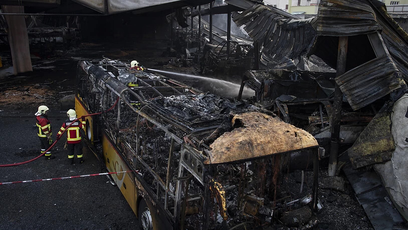 7,5 Millionen Franken Schaden allein an den 20 zerstörten Bussen: Blick in die vom Feuer verwüstete Postauto-Garage in Chur.