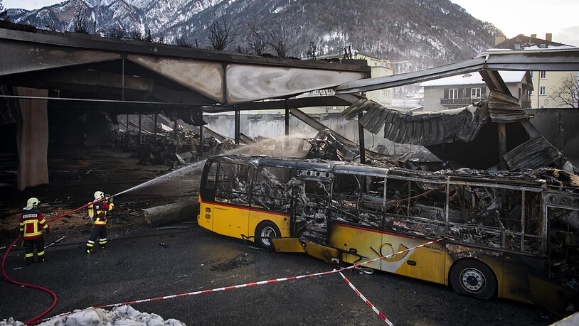 Blick auf das zerstörte Depot der Postauto AG in Chur. 20 Postautos fielen den Flammen zum Opfer. Der Schaden allein an den Fahrzeugen beträgt 7,5 Millionen Franken.