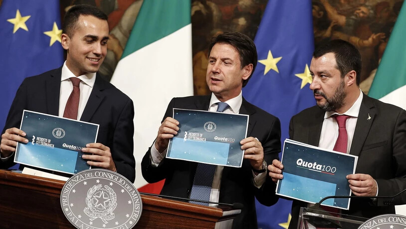 Die italienische Regierung unter Ministerpräsident Giuseppe Conte (Mitte) hat am Donnerstagabend die Rentenreform mit der "Quota100" auf den Weg gebracht.