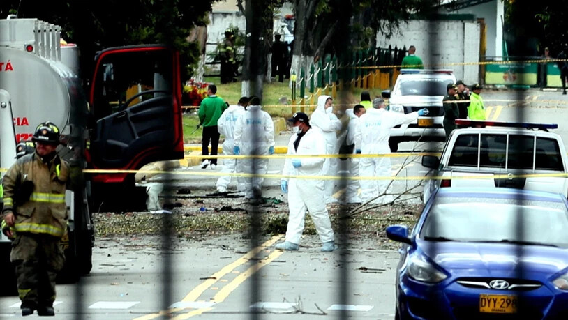 Bei dem schweren Bombenanschlag auf eine Polizeiakademie in Kolumbien sind mindestens 21 Menschen ums Leben gekommen.