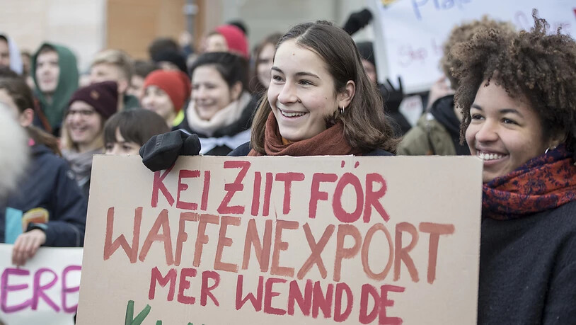 Für das Klima demonstrierende Schülerinnen in Luzern schlagen eine Verbindung zwischen Waffenexporten und Klimanotstand.