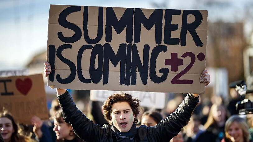 "Plus 2 Grad im Sommer", hat dieser Schüler in Lausanne auf sein Karton-Transparent geschrieben.