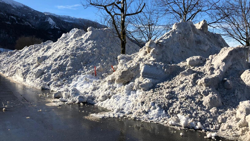 Die Schneedeponie in Chur ist voll. Aus diesem Grund werden die Massen auch auf dem Parkplatz der Oberen Au abgeladen.