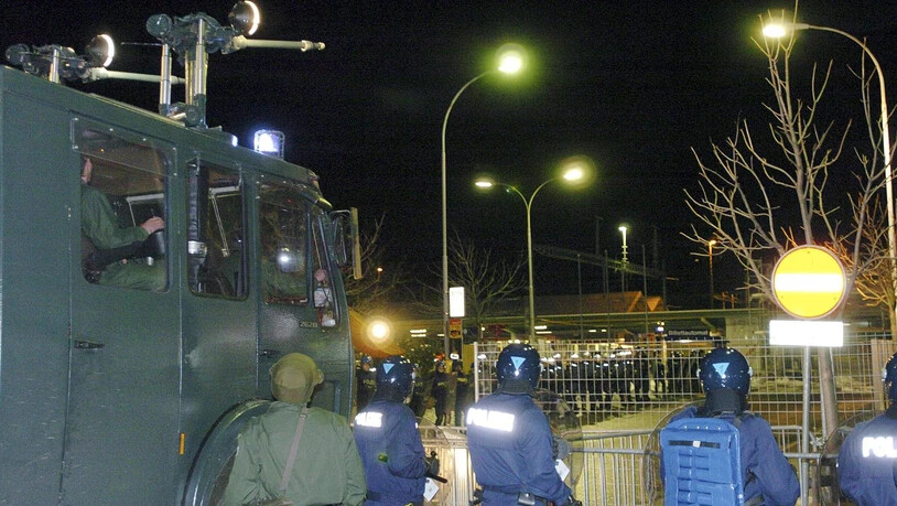 Am Landquarter Bahnhof verhinderte die Polizei vor bald 20 Jahren, dass Chaoten nach Landquart kommen. BILD ARCHIV