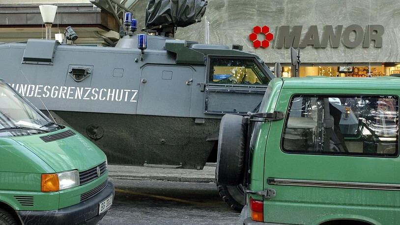 Wasserwerfer und Panzerfahrzeuge in der Churer Innenstadt. BILD ARCHIV