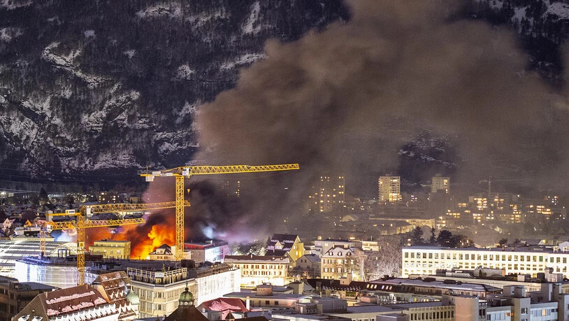 Ein Bild geht durch die Schweiz: Der Brand der Postauto-Garage hüllt Chur in dicken Rauch ...