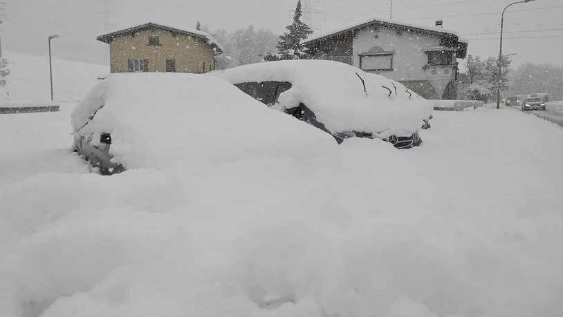 Der Winter nimmt in Graubünden Fahrt auf - die Autofahrer werden ausgebremst.