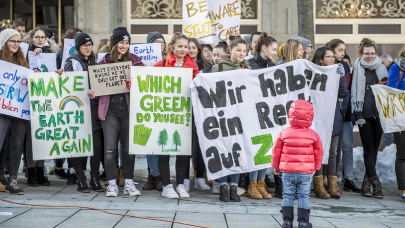 Bündner Schülerinnen und Schüler treten in Chur in den Klimastreik.