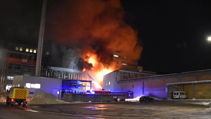 Januar, der traurige Monat der Brände. Auch in einem Produktionsgebäude der Ems-Chemie bricht ein Feuer aus.