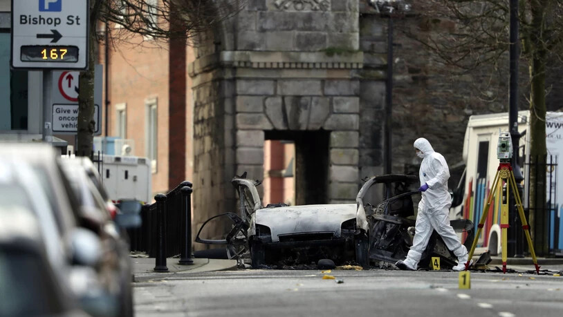 Untersuchungen am komplett zerstörten Auto in der Bishop Street in Londonderry. Der Anschlag geht vermutlich auf das Konto einer IRA-Splittergruppe. Verletzte gab es keine. Zwei Verdächtige sind in Haft.