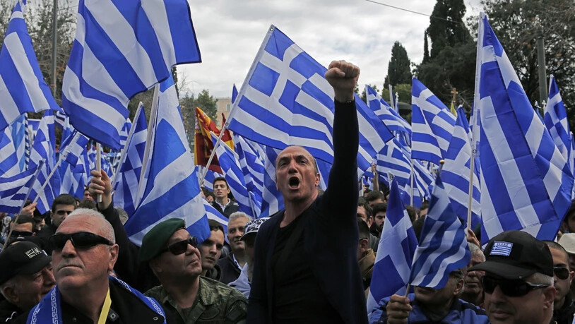 Sie wollen nichts wissen von einem nördlichen Nachbar mit Namen Nordmazedonien. Demonstranten am Sonntag in Athen.