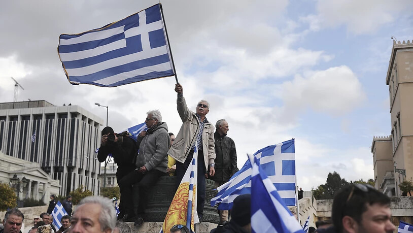 Demonstranten schwenken griechische Flaggen vor dem Parlament in Athen. Sie sind dagegen, dass ihr nördliches Nachbarland künftig Nordmazedonien heisst.