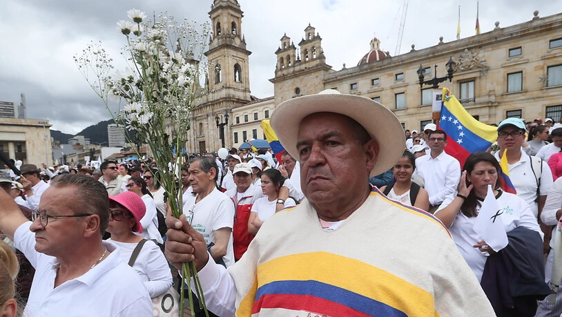 Tausende Demonstranten gingen in Kolumbien auf die Strasse, um ihre Solidarität mit der Polizei zu bekunden.