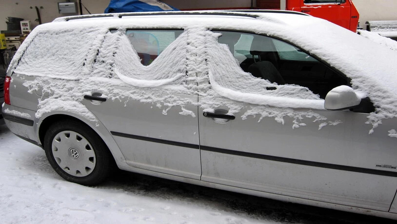 So schafft die Natur für das Auto neue Winter-Vorhänge.