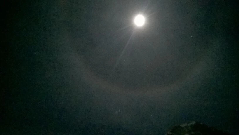 Mond mit Kristallkreis über dem Glärnisch.