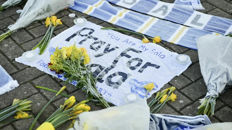 Gedenkstätte mit Blumen ausserhalb des Cardiff City Football Club. Der verschollene Fussballer Emiliano Sala sollte für den britischen Club spielen. Die Kritik am Abbruch der Suchaktion ist laut. Der Pilot hätte die vom Radar verschwundene Maschine…