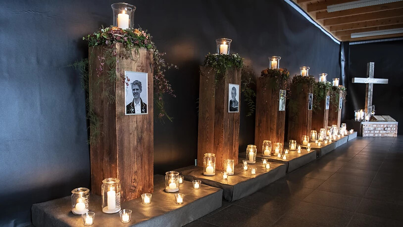 Im Gedenken an die Verstorbenen: Fotostelen und Kerzen, die Licht und Trost spenden.