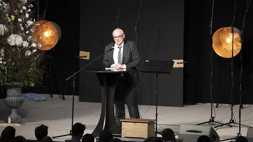 Der Berner Regierungsrat Pierre-Alain Schnegg spricht beim Abschiedsgottesdienst den Angehörigen und Freunden Trost und Kraft zu.