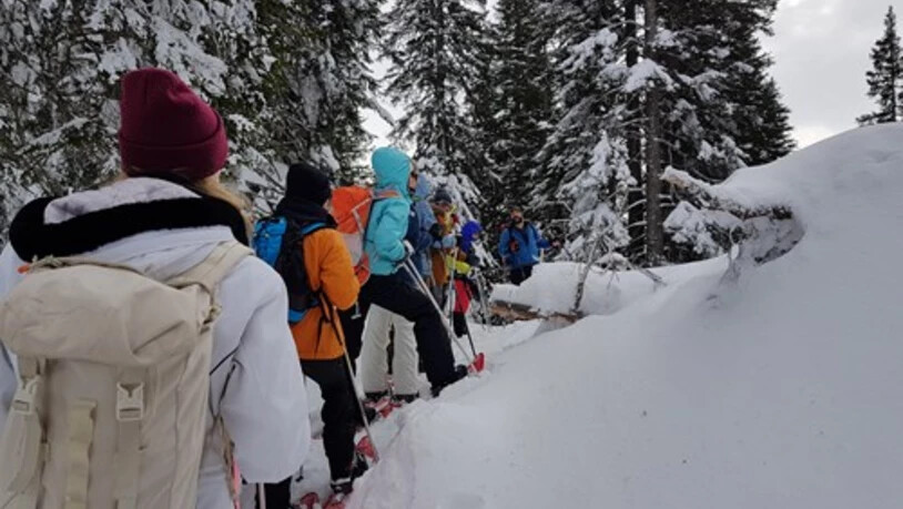 Studierende der PHGR auf einer Schneeschuhtour durch die unberührte Natur.