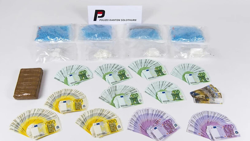 Nach der Festnahme von zwei mutmasslichen Drogendealern sichergestellt: 200'000 Euro und 1,6 Kilogramm Kokain sowie 4000 Stück Ecstasy-Pillen.