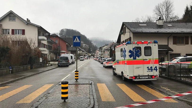 Der Ortskern der Oberbaselbieter Gemeinde Buckten war am Freitag wegen eines Grosseinsatzes der Polizei abgesperrt. Vor Ort war auch die Sanität.