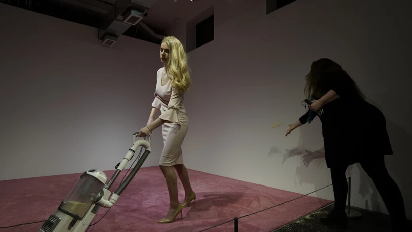 Künstlerin Jennifer Rubell hält ihr Werk "Ivanka Vacuuming", bei dem Zuschauer einer staubsaugenden Frau Krümel hinwerfen können, für "genüsslich". Die Familie Trump dagegen beschimpft es als sexistisch.