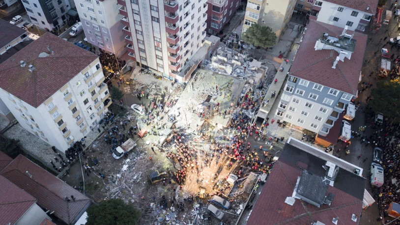 Ein riesiger Schutthaufen und fast 100 Retter waren am Mittwoch in Istanbul im Einsatz nachdem ein hohes Wohnhaus eingestürzt war.