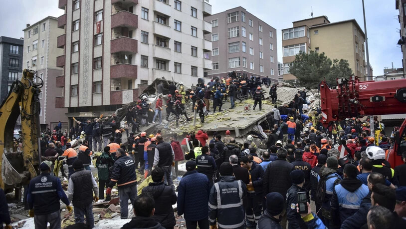Beim Einsturz eines mehrstöckigen Wohnhauses in Istanbul sind am Mittwoch mehrere Menschen verletzt worden.